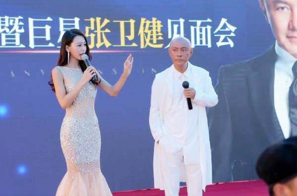 Những ngôi sao Trung Quốc hết thời kiếm tiền nhờ hát hội chợ